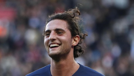 Adrien Rabiot ha un accordo con il Barcellona, il Psg lo punisce mettendolo fuori rosa
