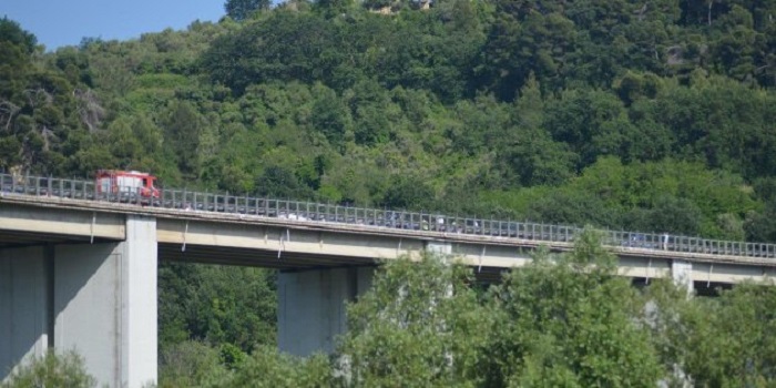 Altilia Grimaldi (Cosenza): donna si lancia dal cavalcavia dell'A2, salvata