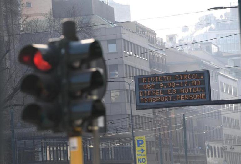 Rapporto Ispra: Brescia è la città più inquinata. Roma ha il primato delle voragini: 136 (foto Ansa)