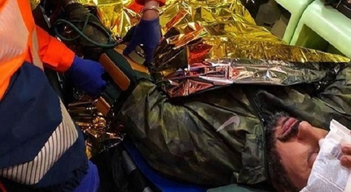 Fabrizio Corona foto sulla barella dopo l'aggressione subita nel boschetto della droga