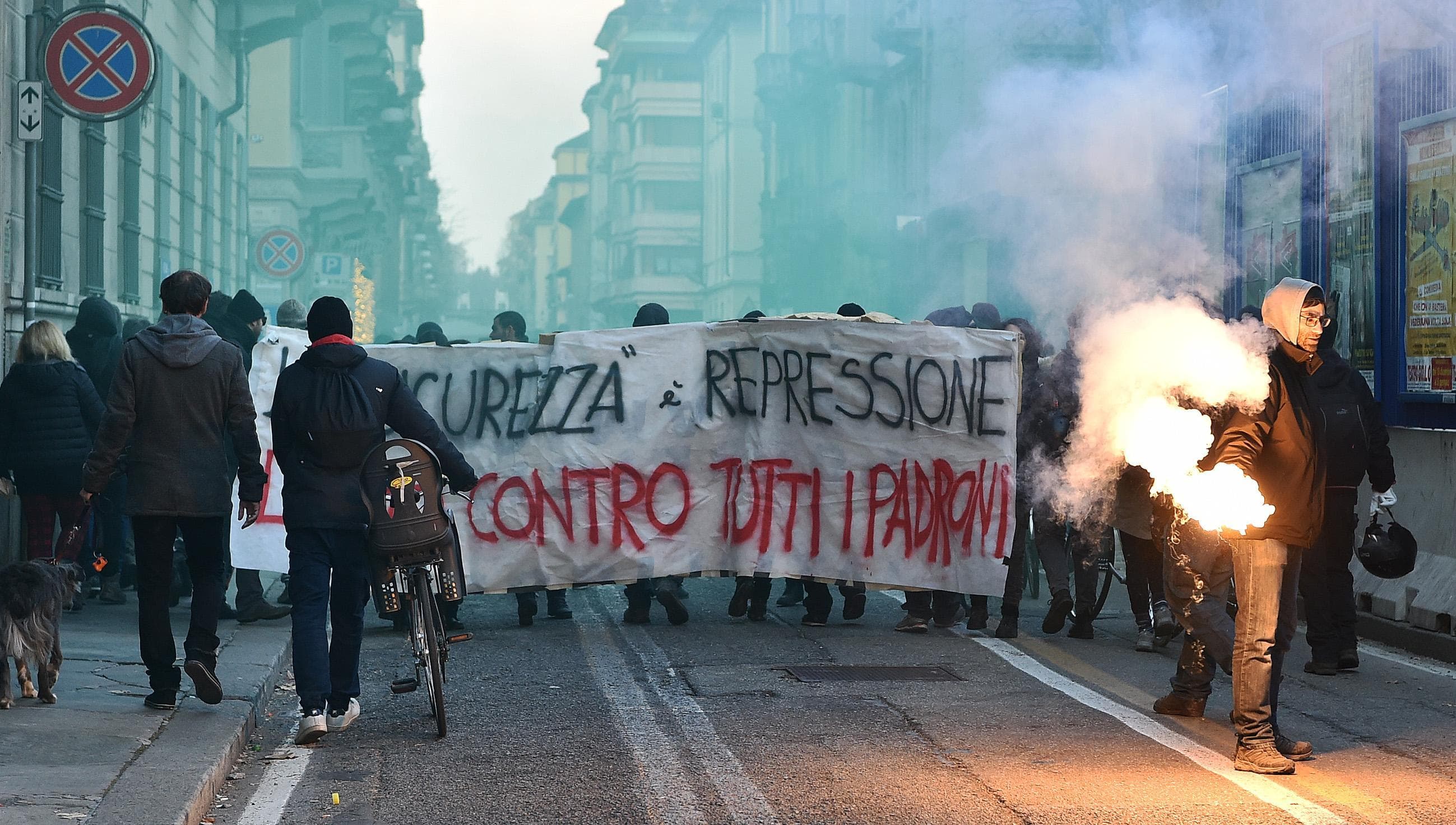 Corteo anarchici a Torino contro il decreto sicurezza. Insulti a Salvini e M5s: "Assassini"