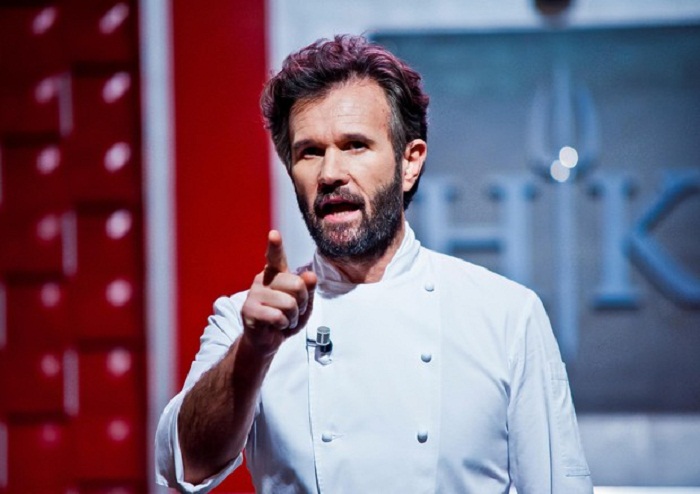 Carlo Cracco, polemica social per aver detto "basta sei un maschio" al concorrente in lacrime