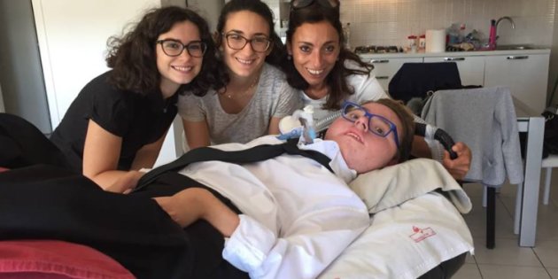 Cristian Viscione, 20 anni disabile: "Cerco amici, 7 euro l'ora". Gara di solidarietà, gratis