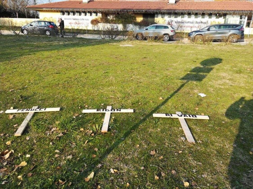 Bologna calcio, tre croci con i nomi dei dirigenti davanti al centro tecnico