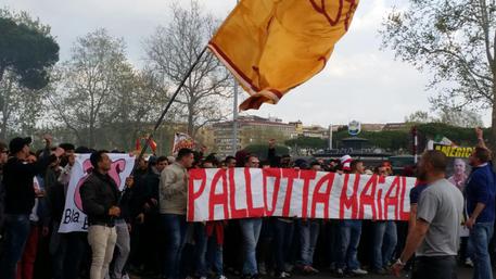 Pallotta contestato dai tifosi. Striscioni per la città e sciopero di 10 minuti della Curva Sud in Roma-Genoa