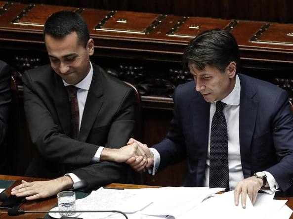 Pensioni oggi,casa vostra domani? Può la Lega reggere il soviet a 5 stelle? Nella foto: Di Maio e Conte si stringono la mano soddisfatti