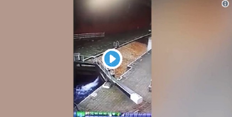 Nottingham, distratto dal cellulare cade nel canale VIDEO