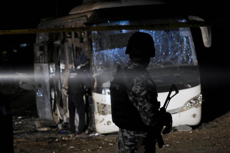 Egitto, bomba contro bus di turisti vicino alle Piramidi: 2 morti e diversi feriti 03