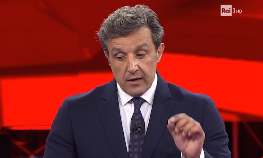 L'Eredità, il dettaglio sulla cuffia: "Da due mesi penzola un capello"