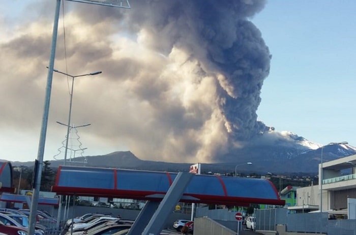 Catania, Natale 2018 con l'Etna: terremoto, caos voli, cielo grigio VIDEO