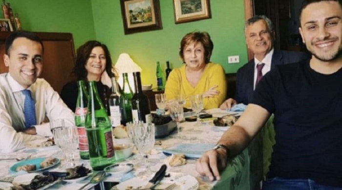 Di Maio padre meglio del figlio: ha creato lavoro, pur in nero, mentre Giggino li ha distrutti. Nella foto: la famiglia Di Maio, in grande armonia attorno al tavolo imbadito