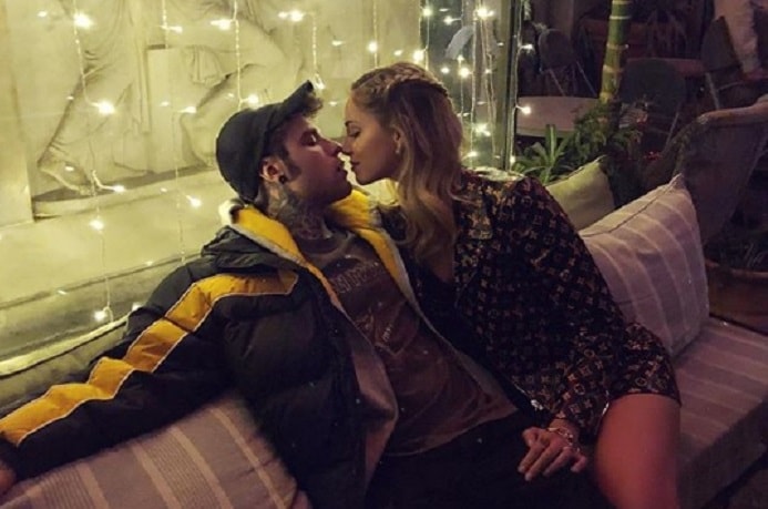 Voleva essere una foto romantica ma...quel dettaglio non è sfuggito ai fan