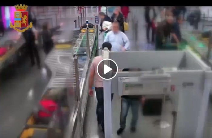 Fiumicino: ecco come ruba i soldi durante i controlli al metal detector VIDEO
