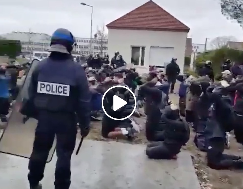 Francia, polizia fa inginocchiare decine di studenti (minorenni) con le mani alzate per interrogarli VIDEO