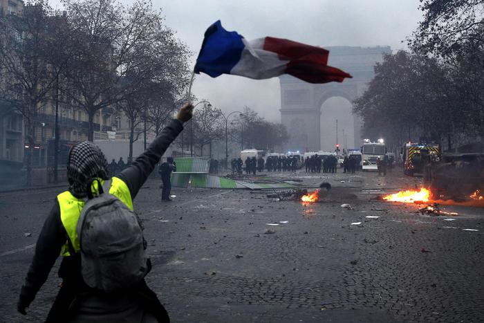 Macron in crisi, i francesi non vogliono più pagare le tasse per non avere nulla