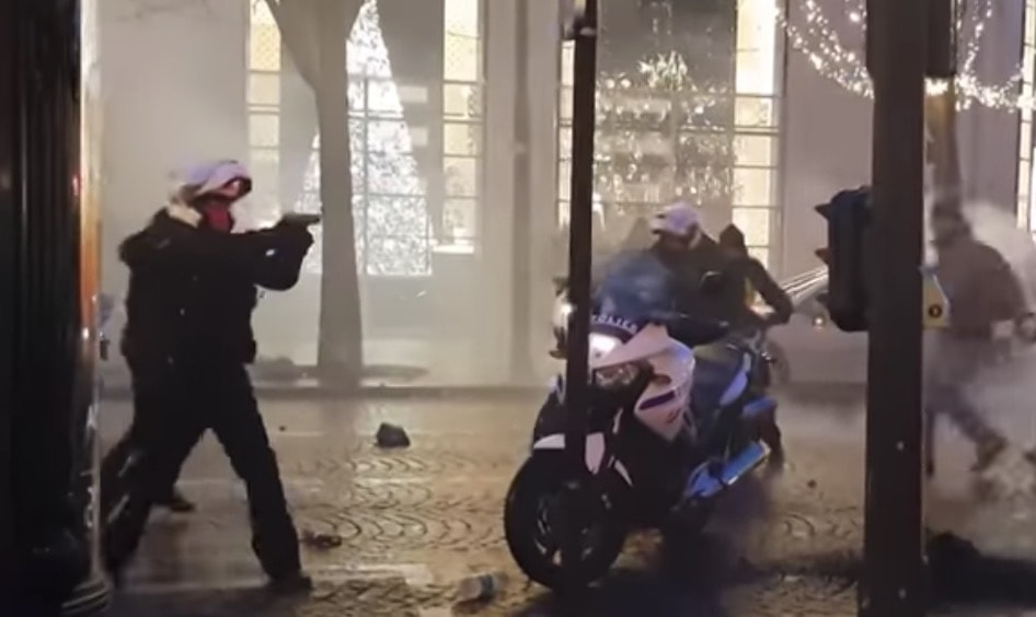 Gilet gialli circondano e aggrediscono poliziotti, uno estrae la pistola VIDEO