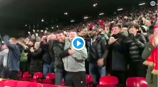 Gol di Salah al Napoli, tifoso non vedente esulta dopo racconto dell'amico e commuove il web