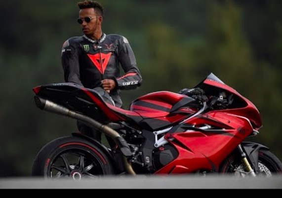 Hamilton: "Moto meglio della Formula 1, Valentino Rossi posso venire al Ranch?"