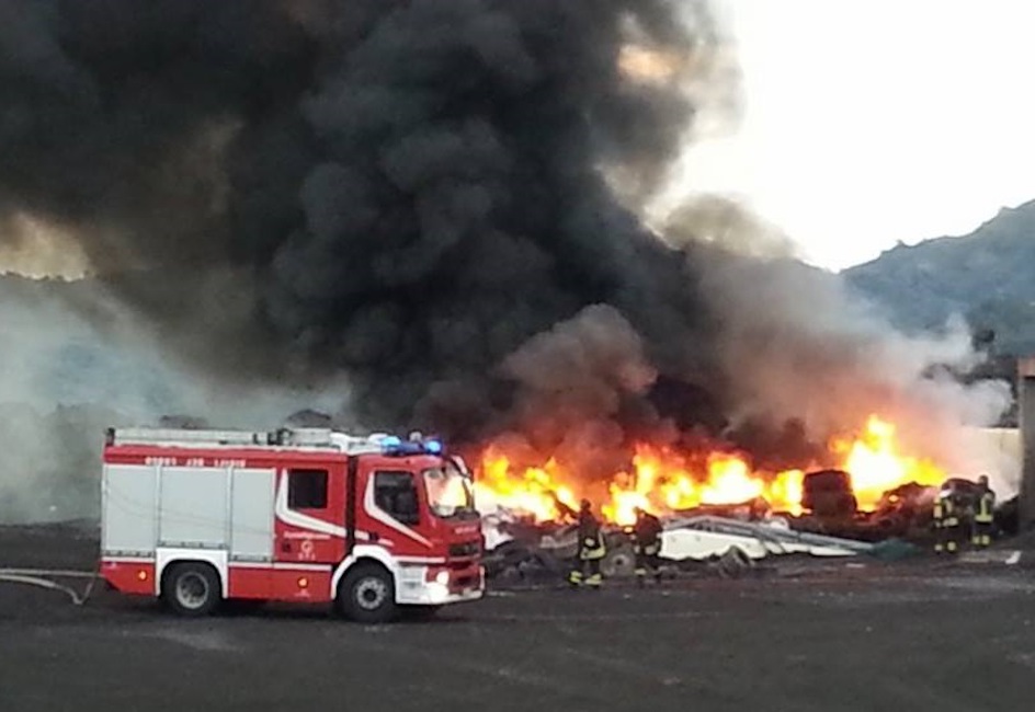 Fiumicino, va a fuoco discarica abusiva vicino alla foce del Tevere