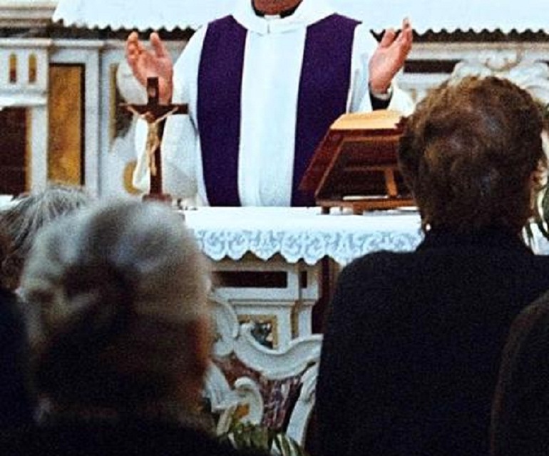 Chieti, sostituiscono l'incenso con la marijuana durante la messa: prete e fedeli ricoverati (foto d'archivio Ansa)