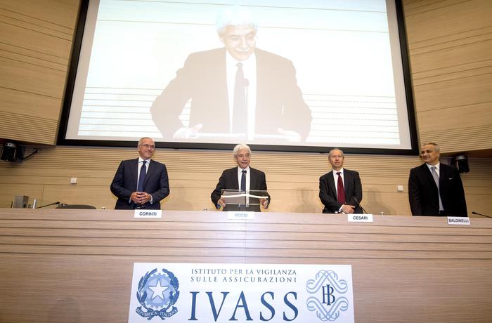 Rc auto, Ivass: "Più truffe online. Scoperti 100 siti fake"