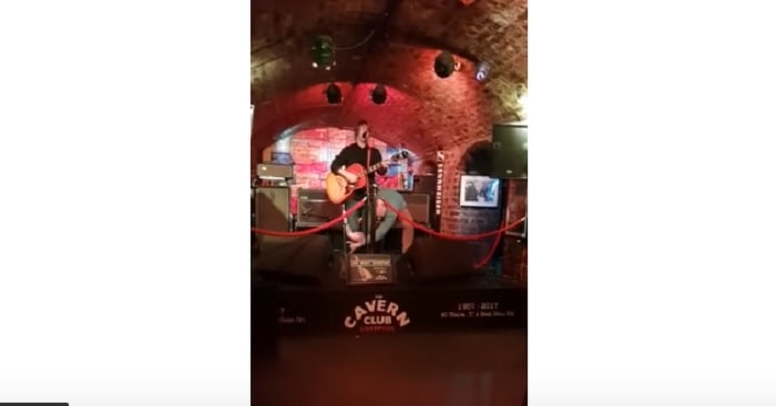 Liverpool, cantante afferrato e gettato a terra da fan