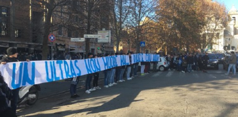 Lazio-Torino, stop a striscione "Un ultras non muore mai. Tifosi abbandonano la curva