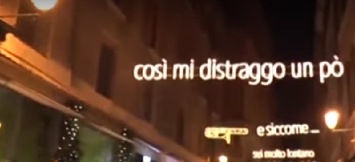 Bologna, luminarie natalizie dedicate a Lucio Dalla con errore: “pò” scritto con l’accento