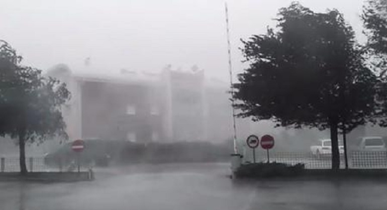 Maltempo, la Protezione Civile: in arrivo forti venti di burrasca da Nord a Sud (foto Ansa)