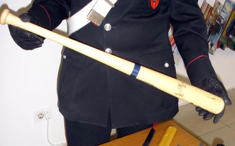 Avigliana (Torino), diciottenne prende a bastonate studenti minorenni. "Lo avevano preso in giro"