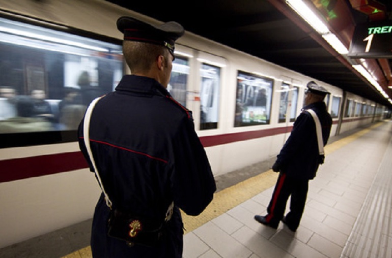 Roma, ragazza rom pestata davanti alla figlia per un tentato furto in metro (foto Ansa)