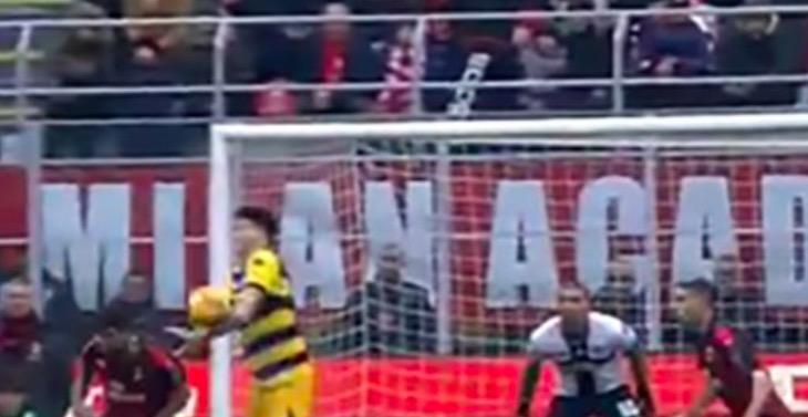 Milan-Parma, il rigore assegnato per mano di Bastoni scatena il web