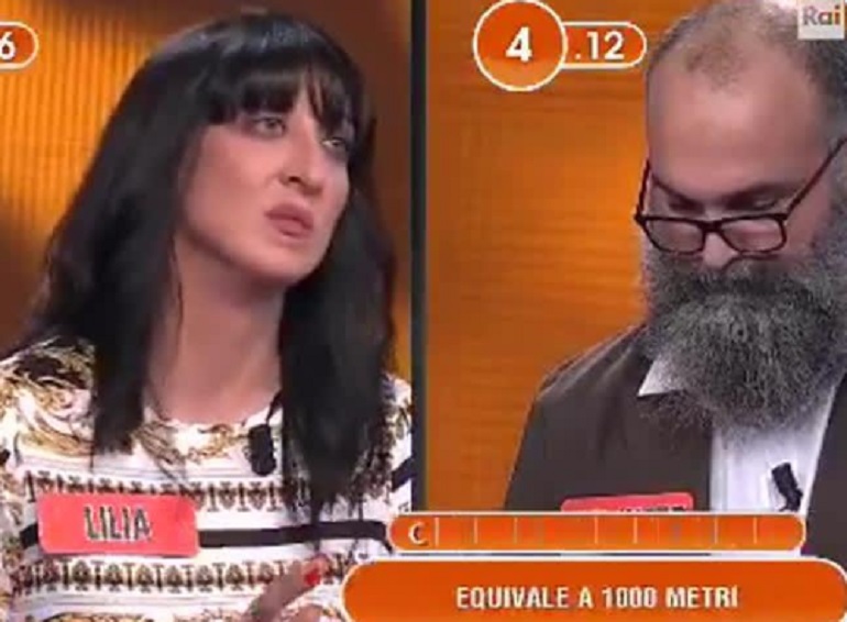 L'Eredità, "Quanti sono mille metri?". Il concorrente con 5 lauree: "Un centimetro"