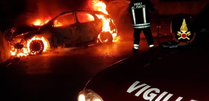 Paganico (Grosseto): auto si schianta e prende fuoco, i 3 passeggeri si salvano