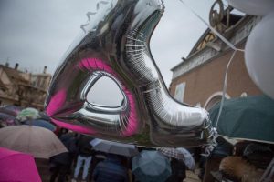 I palloncini bianchi e argento per Asia