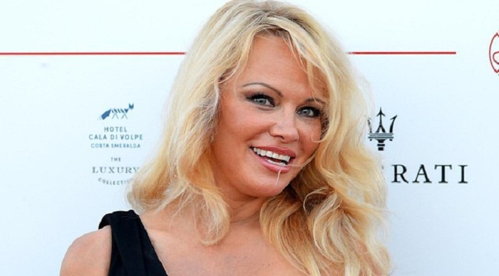 Pamela Anderson contro Matteo Salvini: "Da lui nuovo fascismo in Italia"