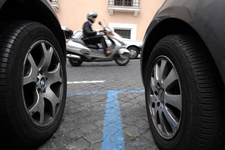 Milano, il parcheggio si paga con un sms: addio "gratta e sosta"