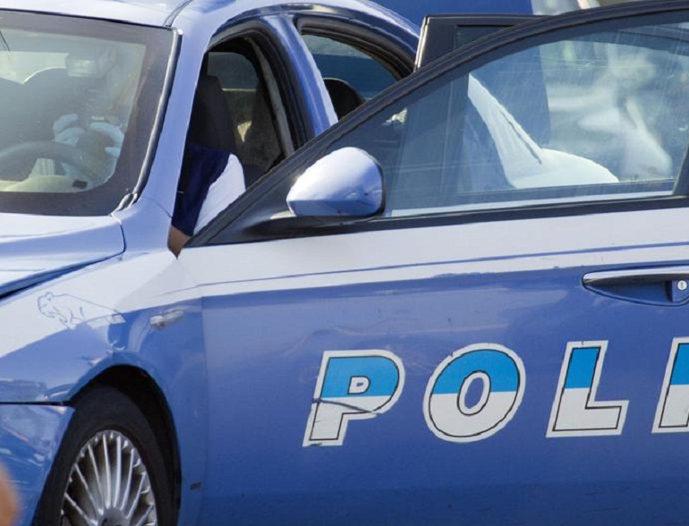 Paternò: gira contromano, si schianta con il suo furgone, scappa e muore travolto da un treno (foto Ansa)