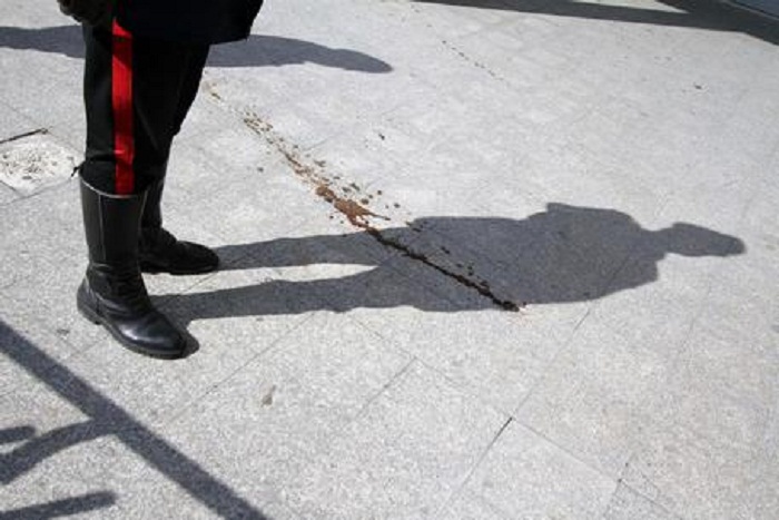 Broni (Pavia): ragazzo di 18 anni accoltella la madre e si taglia la gola