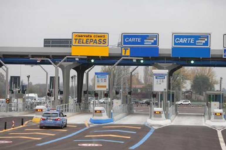 Pedaggi autostradali, il governo studia il blocco degli aumenti (foto Ansa)