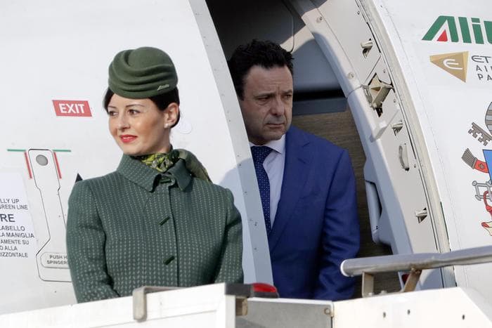 Pensioni: per piloti, hostess e steward il regalo a 60 anni