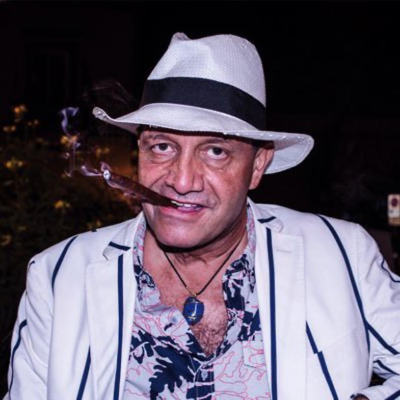 Andrea G. Pinketts è morto: addio al giornalista e scrittore, aveva 57 anni