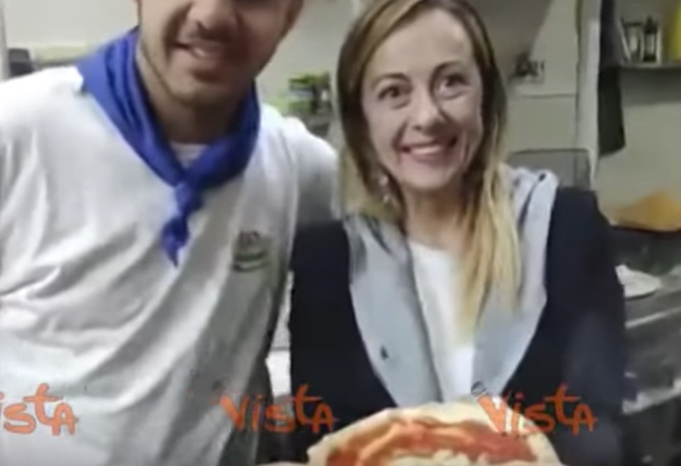 Giorgia Meloni a Napoli dal pizzaiolo: "Ecco come si fa la pizza a portafoglio" VIDEO