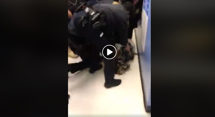 La polizia e il bimbo di un anno. Cosa è accaduto, immagini forti