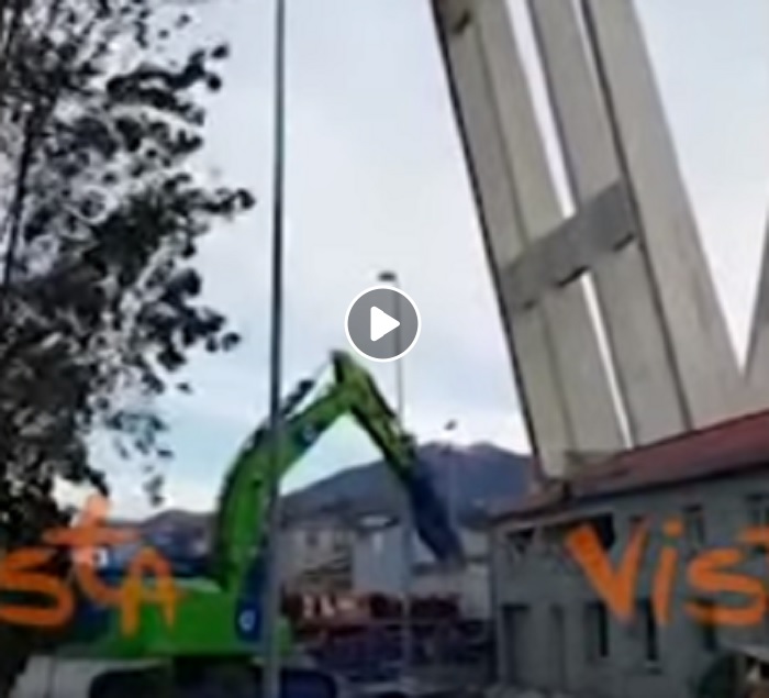 Ponte Morandi, la demolizione del capannone che si trova sotto al viadotto