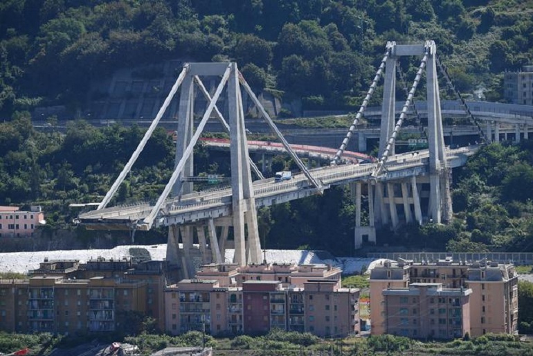 Ponte Morandi, il professore Calvi: "Gli stralli non hanno causato il crollo" (foto Ansa)