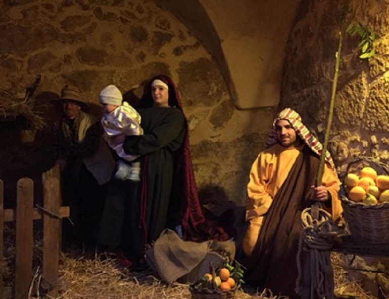 Sant'Onofrio (Vibo Valentia), incendia il presepe in piazza e ruba il bambinello: denunciato (foto d'archivio Ansa)