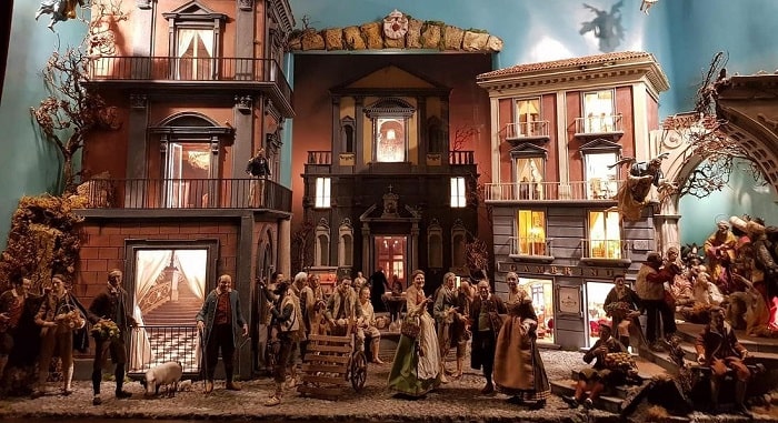Udine, presepe imbrattato in piazza del Pozzo: Gesù, Giuseppe e Maria colorati di marrone