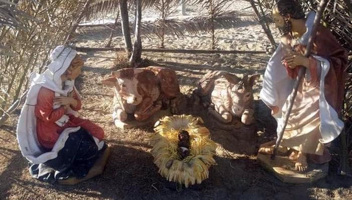 Acquaviva delle Fonti (Bari), presepe: Gesù Bambino nero nel salvagente, Giuseppe e Maria in mare