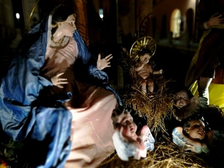 Massalengo (Lodi), scene osé con le statuine del presepe: 8 ragazzini denunciati